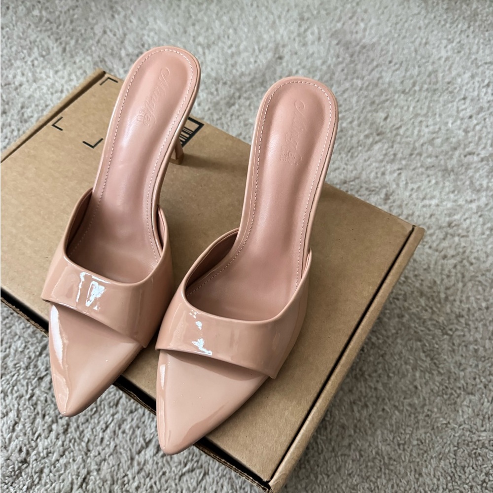 Elegant Nude Women's Heels - Picture 2 of 5